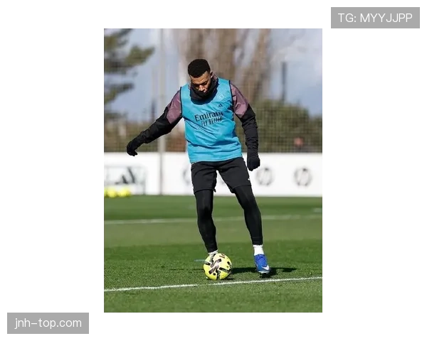 姆巴佩今天又穿着几百块钞票做跑鞋，普通人喘不过气了吧？