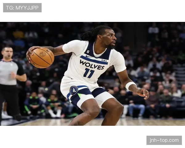 爱德华兹通过突破拉开与兰德尔的得分差距展现核心锋线价值